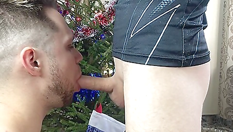 Amateur brunette gives a good blowjob and gets a facial