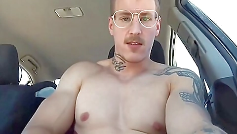 Amateur hottie with tattoos gets her pussy penetrated