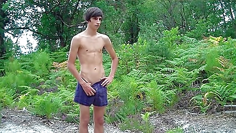 A brunette 18+ is getting a hardcore outdoor sex session